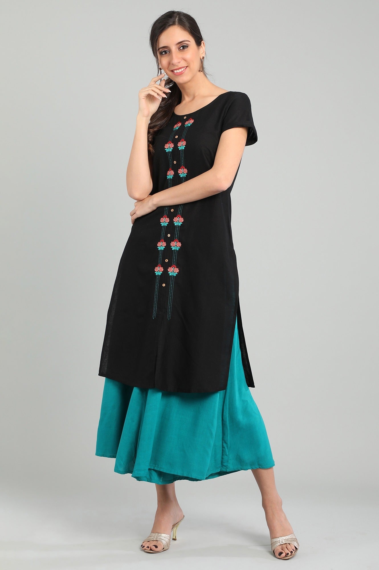 AURELIA Black Round Neck Short Sleeves Kurta, a refined ethnic piece for casual occasions.