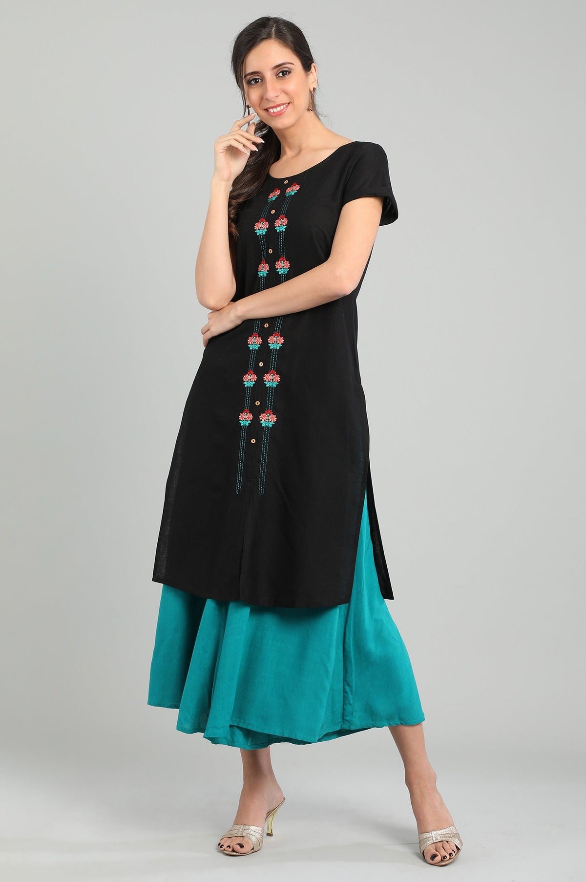 AURELIA Black Round Neck Short Sleeves Kurta, a refined ethnic piece for casual occasions.